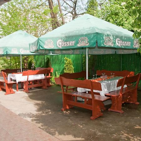 Pension Club Montana Câmpina Kültér fotó