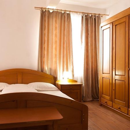 Pension Club Montana Câmpina Kültér fotó
