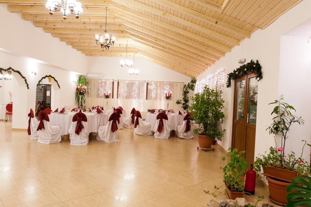 Pension Club Montana Câmpina Kültér fotó