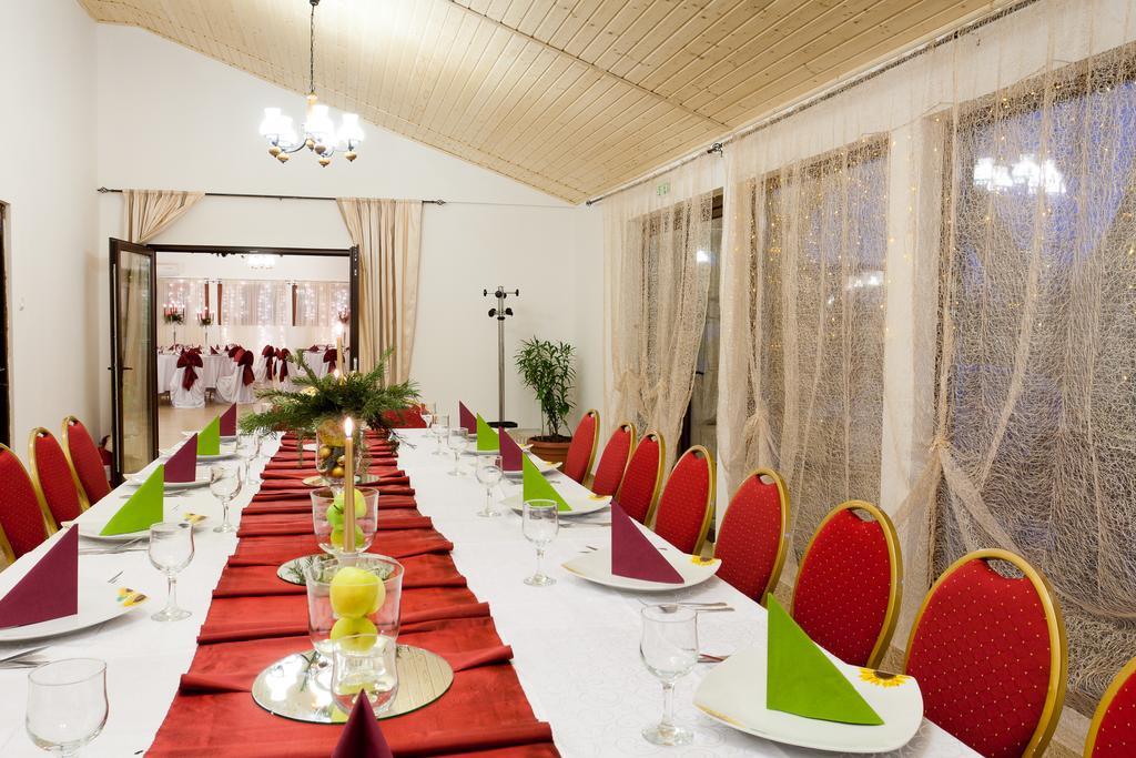 Pension Club Montana Câmpina Kültér fotó