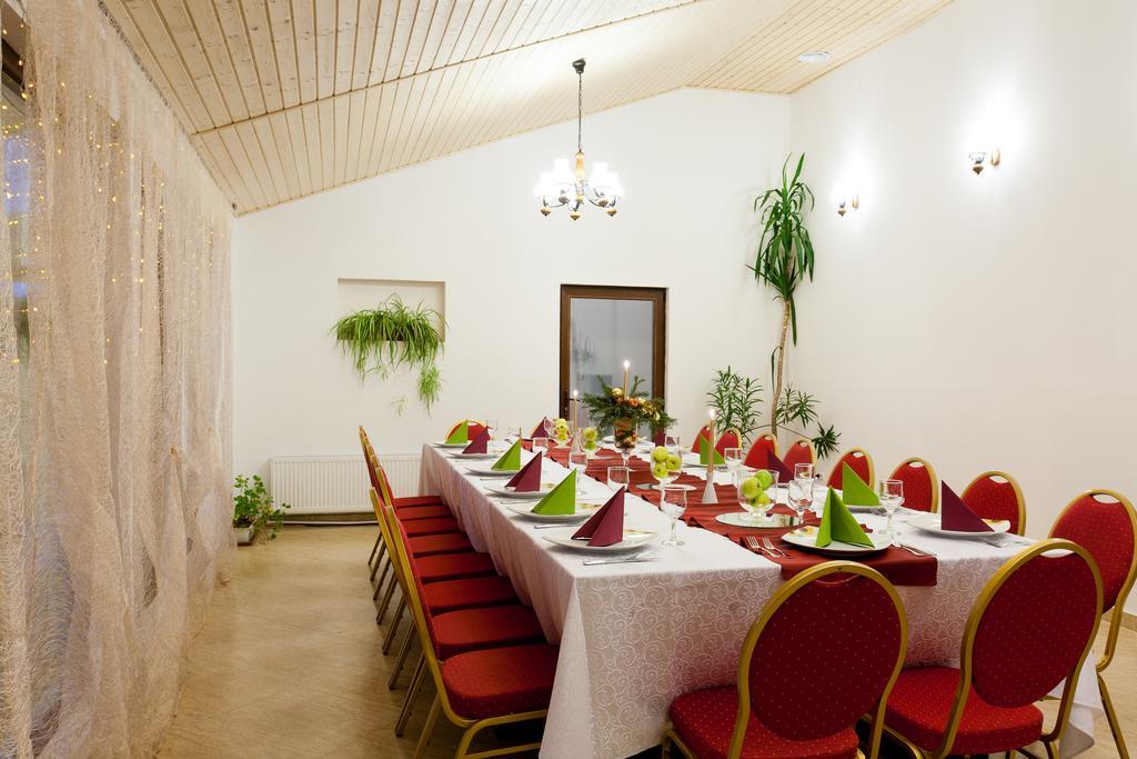 Pension Club Montana Câmpina Kültér fotó