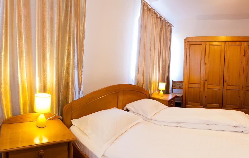 Pension Club Montana Câmpina Kültér fotó