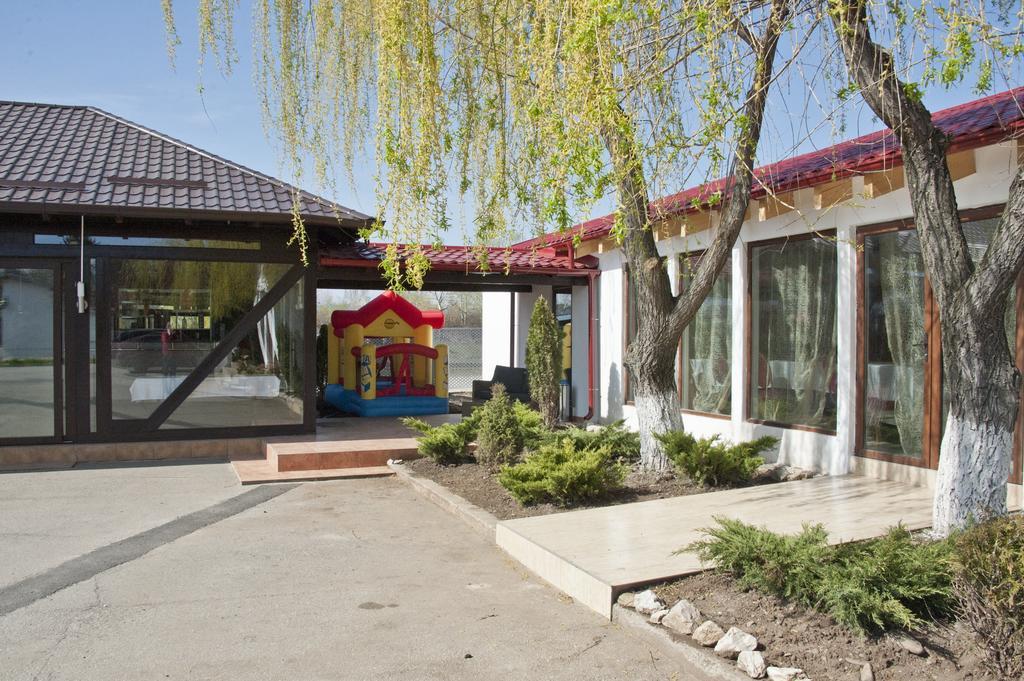 Pension Club Montana Câmpina Kültér fotó