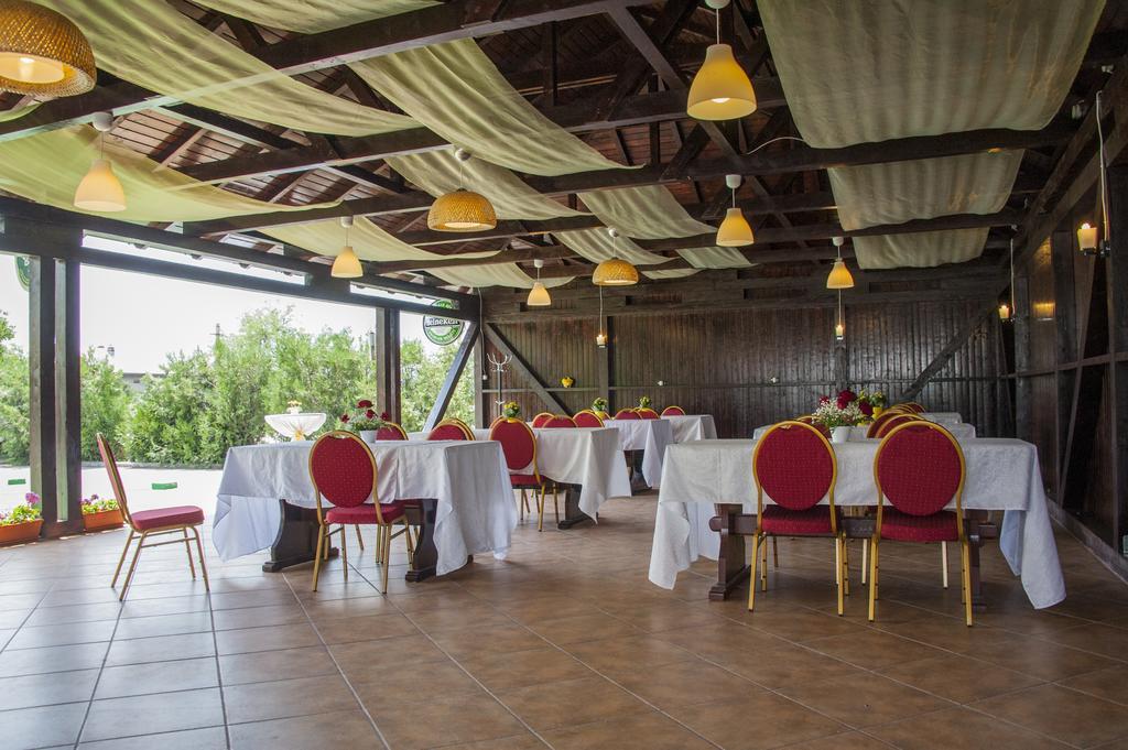 Pension Club Montana Câmpina Kültér fotó