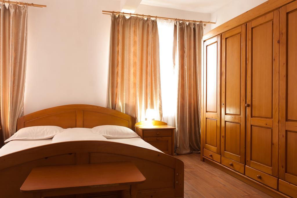 Pension Club Montana Câmpina Kültér fotó