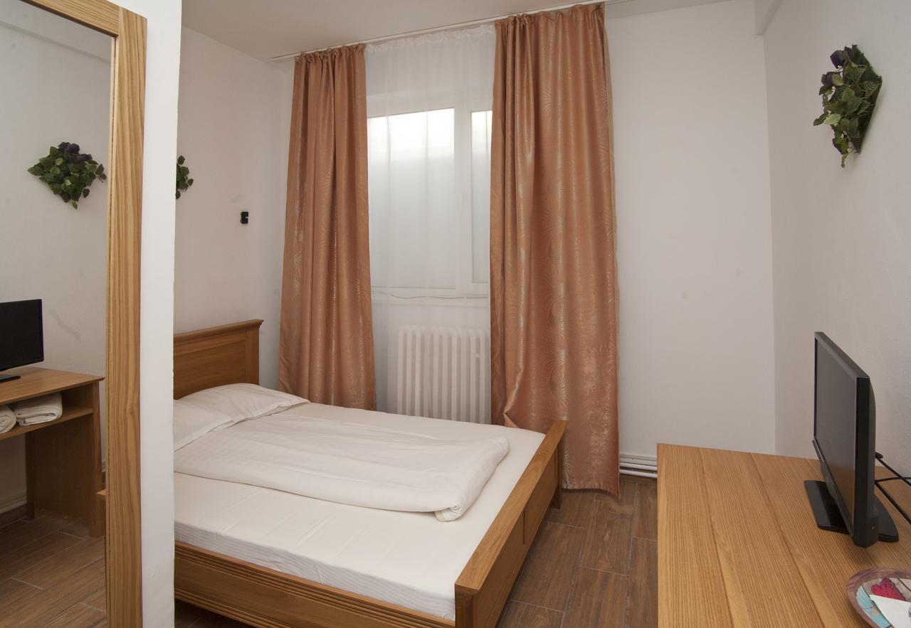 Pension Club Montana Câmpina Kültér fotó