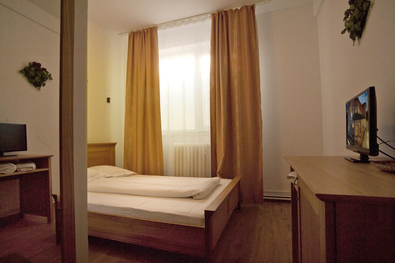 Pension Club Montana Câmpina Kültér fotó