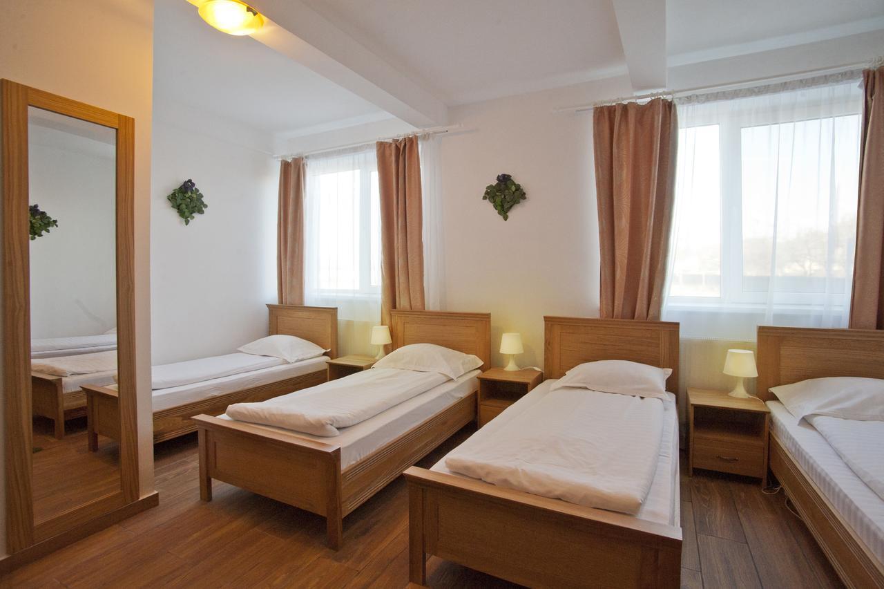 Pension Club Montana Câmpina Kültér fotó